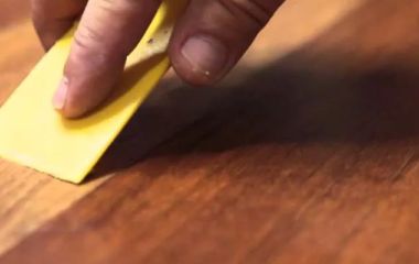 Чем затереть царапину на ламинате