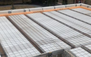 Порядок и особенности укладки плит перекрытий при строительстве частного дома