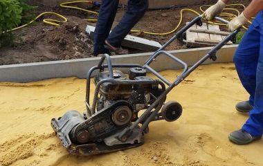 Как влияет неправильная трамбовка песчаной подушки на усадку фундамента