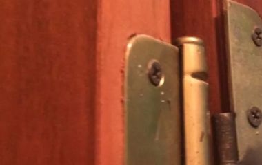 Срезанные петли: когда дверь проседает